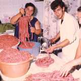 La zampina � un impasto di carne tritata di bovino mischiato a parti povere di ovino e suino, a cui si aggiunge pomodoro, pecorino, sale, pepe e prezzemolo (foto del 1974 di Giacomo Spinelli tratta dal libro �Stasera a San Michele� storia di una sagra�. La macelleria ritratta � quella di Mim� Labrocca)
